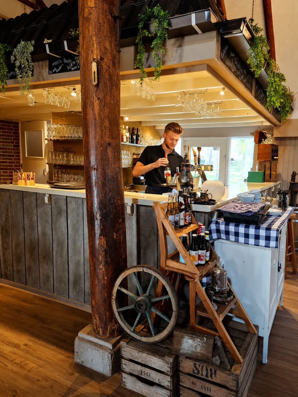 Achter de bar van Café-Restaurant De Heidehoeve
