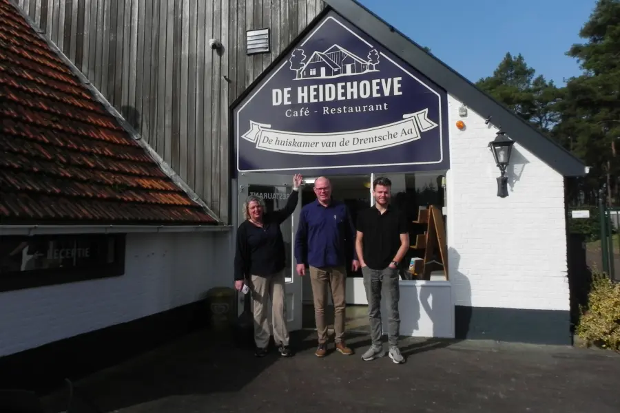 De familie Bos achter Café-Restaurant De Heidehoeve voor de ingang