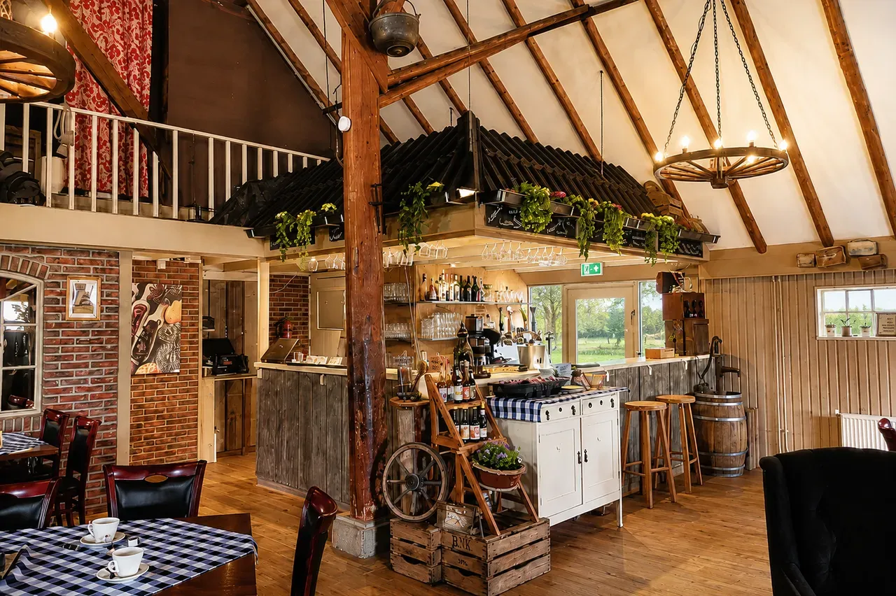 De bar en het sfeervolle interieur van De Heidehoeve