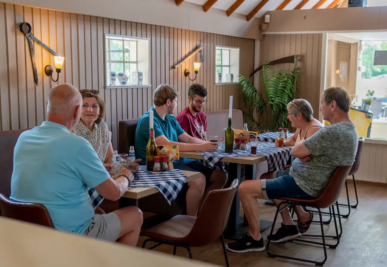 Gasten genieten in het eetcafé van De Heidehoeve