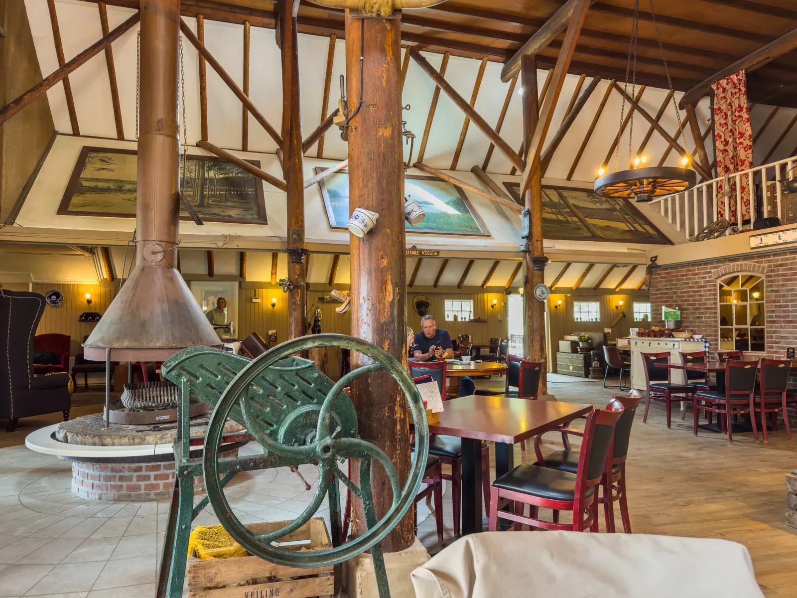 Het karakteristieke interieur van De Heidehoeve met open haard en oude molensteen