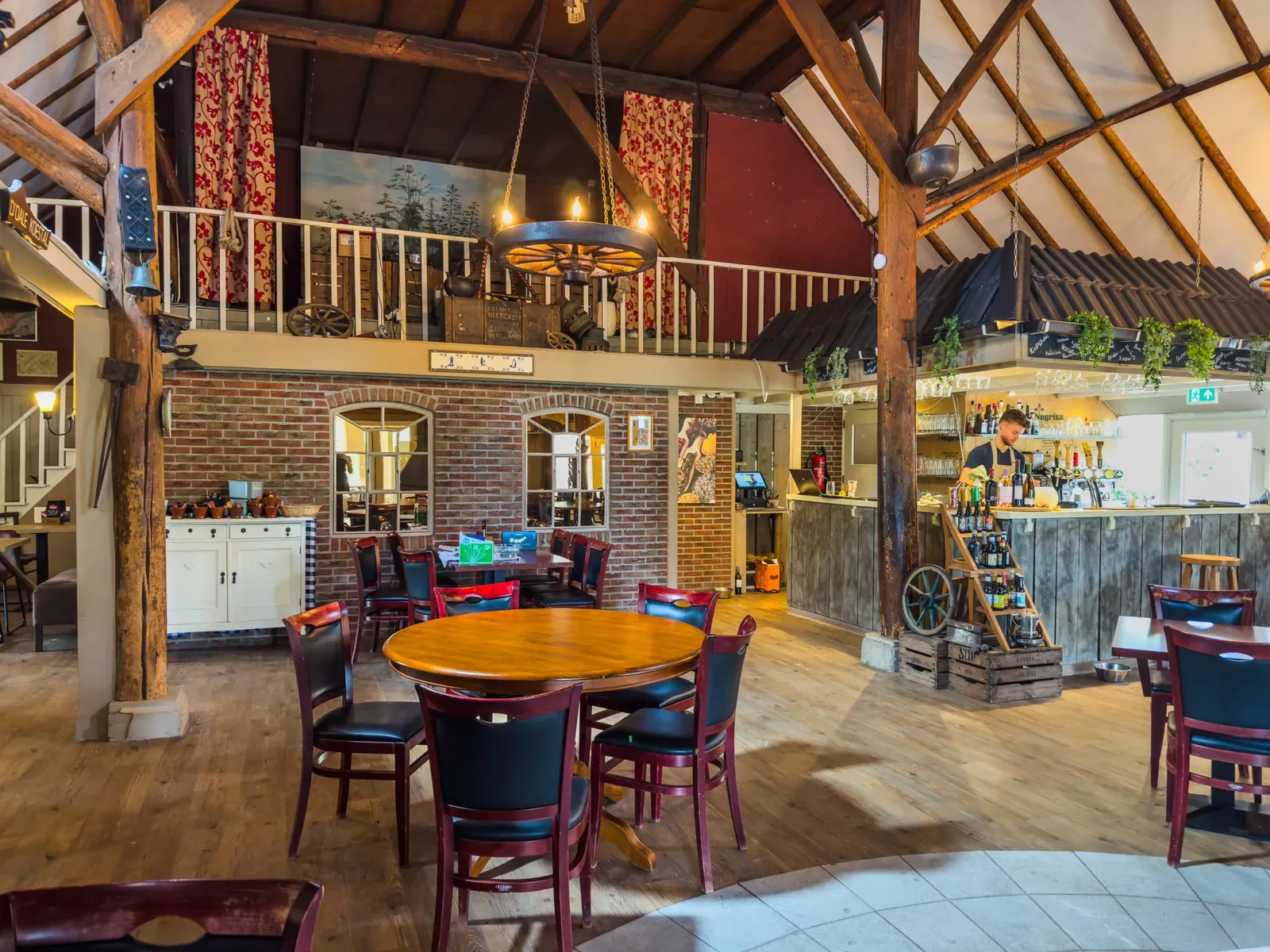 De zaal van Café-Restaurant De Heidehoeve met de bar