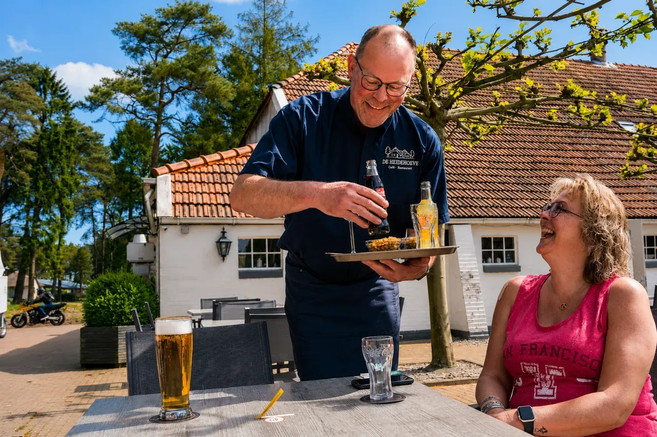 Serveren op het terras van De Heidehoeve